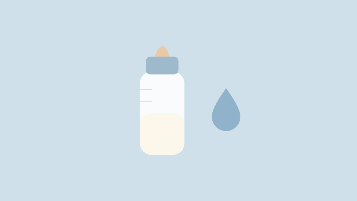ミルクの入った哺乳瓶と水のしずく