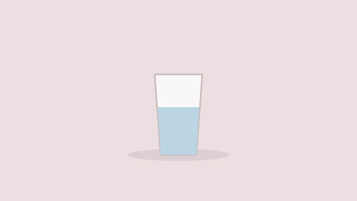 うがい用の水が入ったコップ